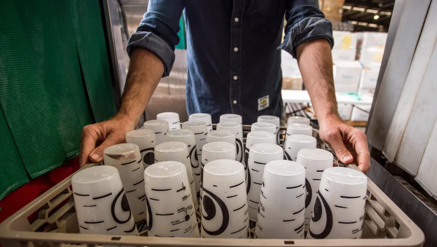 The working principle of a plastic cup thermoforming machine.png